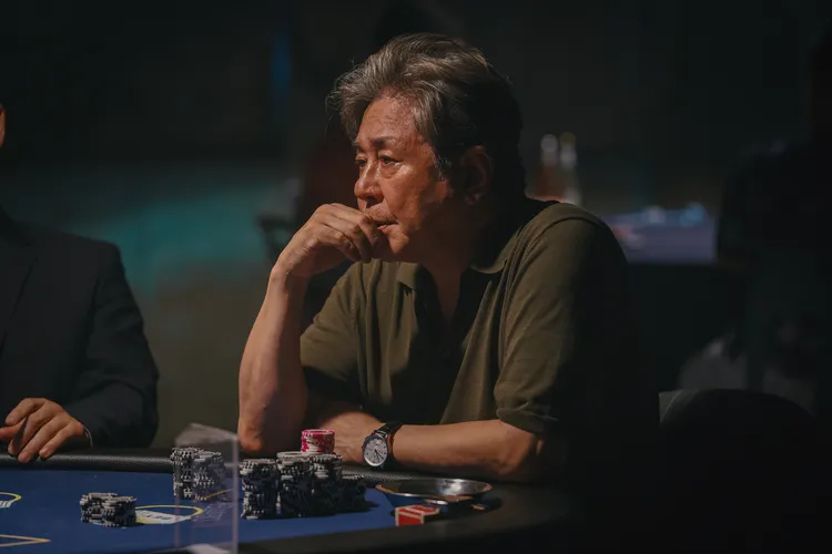 崔岷植飾演傳奇賭王「車武湜」。Disney+提供