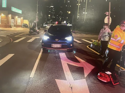 桃園婦人穿越馬路遭撞　疑汽車駕駛轉彎視線死角釀禍