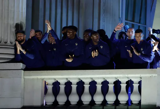 世界盃|馬克宏出馬力邀 法國足球隊始短暫現身會球迷