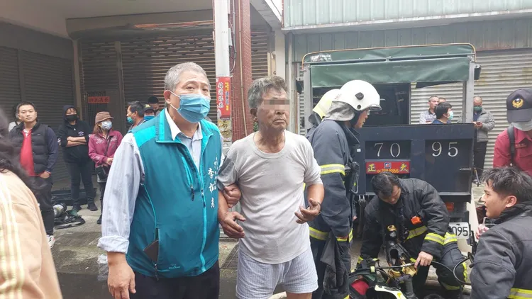 阿公逃出火場十分著急。楊永盛攝
