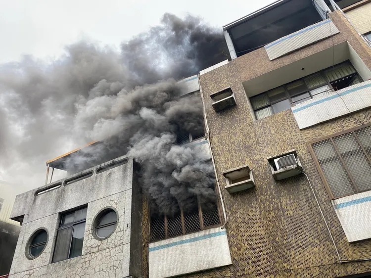 濃煙不斷從透天厝竄出。民眾提供