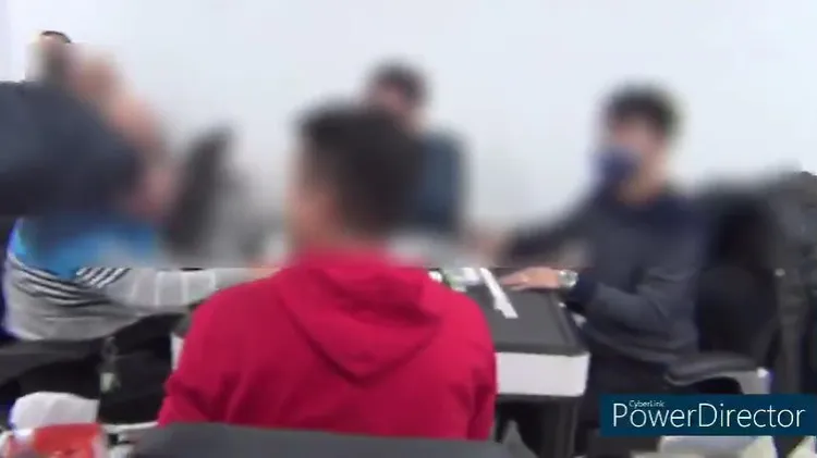 警方進入賭場查緝。中和警分局提供