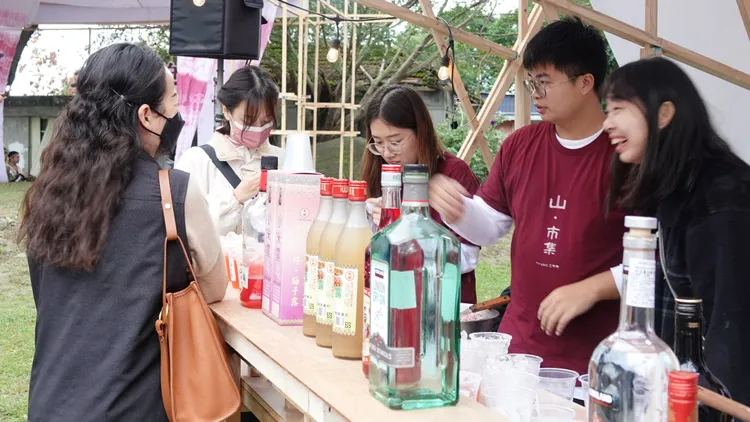 亞泥邀集原民店家擺攤，遊客聽著悠揚歌聲、欣賞傳統舞蹈表演、品嘗在地美食。亞泥提供