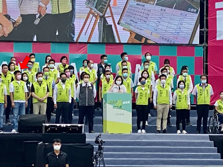 民進黨中常委郭再欽（箭頭處）在黃維哲競總成立大會，與一堆大咖同框站在第一排。資料畫面