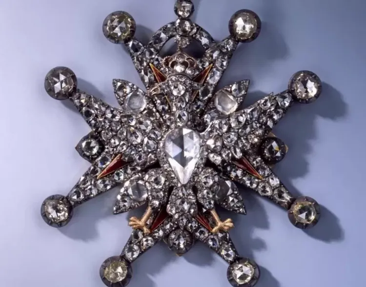 根據BBC，這枚鑲鑽的星形胸飾已尋回。美聯社