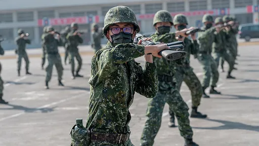 兵役延長引發反彈 鄉民吶喊「有種修法女性也要服義務役」