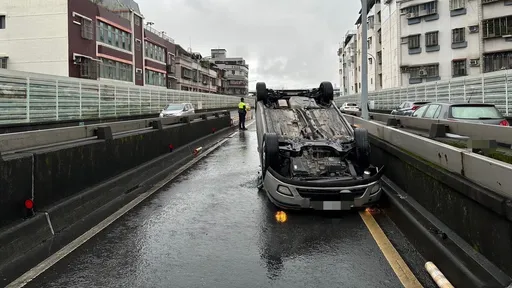 新北華翠橋翻車事故塞爆 73歲男開車不慎自撞護欄釀禍
