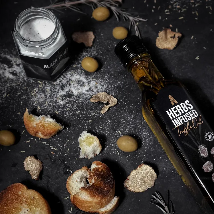 Aroma Truffle跨領域進攻廚房料理，推出黑松露迷迭香橄欖油與松露海鹽。業者提供