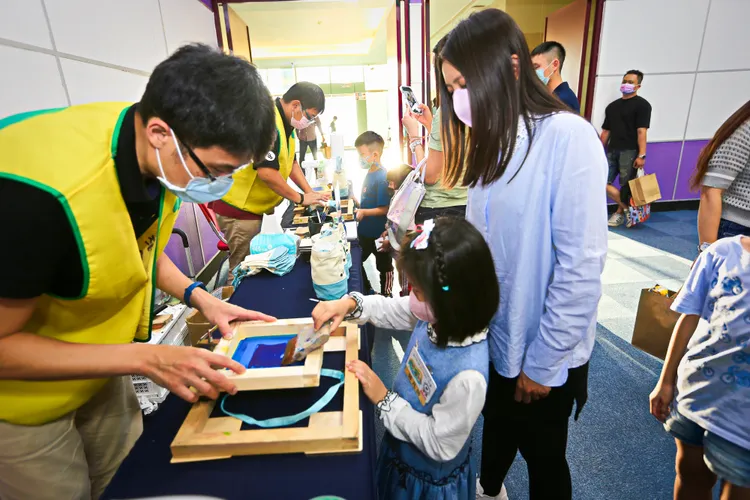 現場也提供絹印體驗，可以親手DIY。（圖/國泰金控提供）