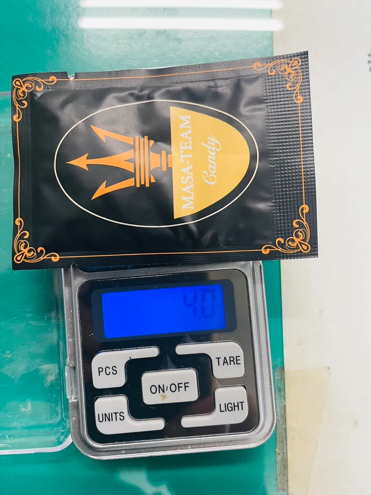葉姓男子持有3包印有瑪莎拉蒂三叉戟圖案的毒品咖啡包。讀者提供