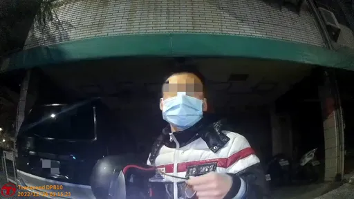 瘦小男被警讚像國中生滿臉得意　下一秒掏出這包！當場笑不出來