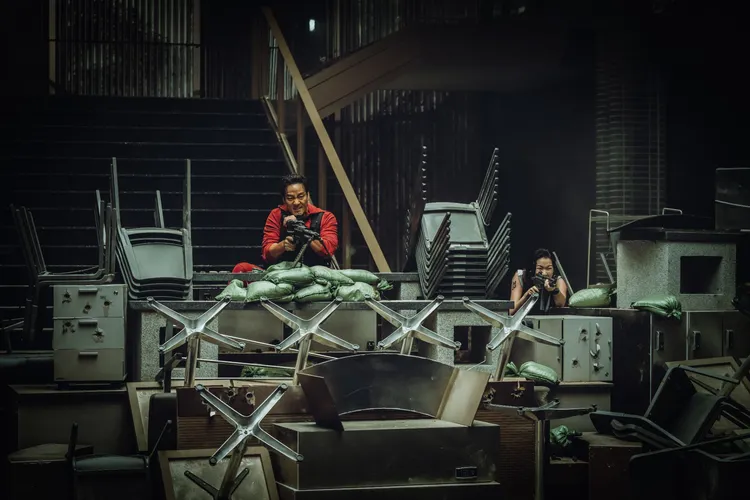 「柏林」朴海秀（左）在《紙房子：韓國篇》第2部將重回強盜軍團，一起對抗警方。Netflix提供