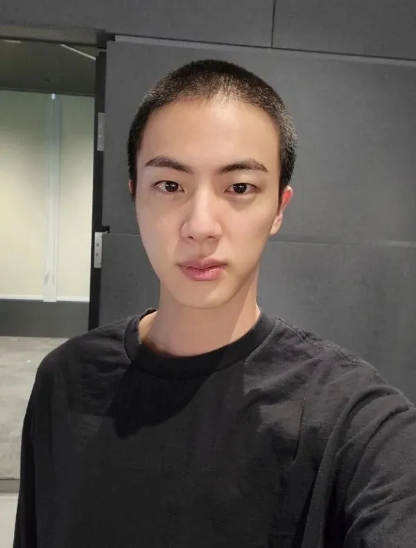 JIN公開剃成平頭的模樣。翻攝JIN推特