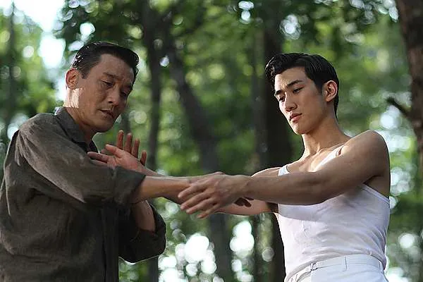 李治廷（右）在電影《李小龍》飾演李小龍，梁家輝飾演李父。劇照