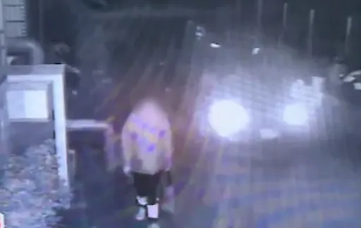 恐怖搶匪!闖電梯亮刀搶夜歸女 監視器這一幕讓人毛骨悚然