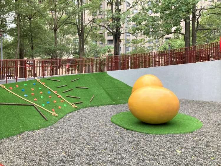 孩子們在兒四公園可穿越「魔豆密林」，攀爬魔豆造型攀爬網、在自然素材舖面上奔跑。新竹縣政府提供
