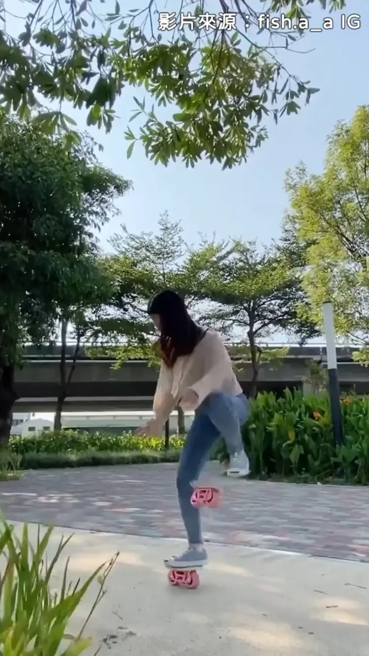 妹子滑輪神技讓網友讚嘆。本影片截圖經「IG@fish.a_a」授權刊登