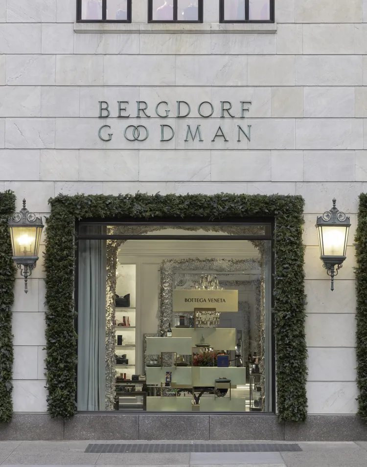 紐約Bergdorf Goodman百貨的BOTTEGA VENETA專賣店中，還設有特別陳列「BOTTEGA FOR BOTTEGAS」作品的展架。品牌提供
