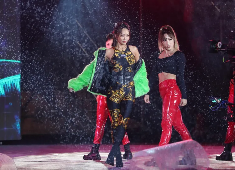 孝琳大雨中又唱又跳，精彩表演圈了不少粉。攝影中心攝