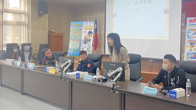 新北市議員也到場與警方暢談轄區治安維護。林口警分局提供