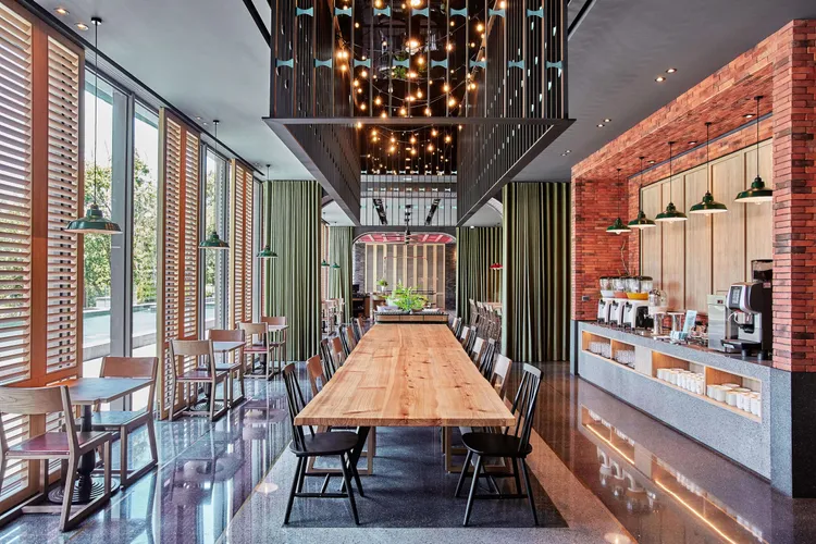 位於捷絲旅台南十鼓館一樓的捷食藝，順應不同時令節慶推出限定料理。捷絲旅台南十鼓館提供