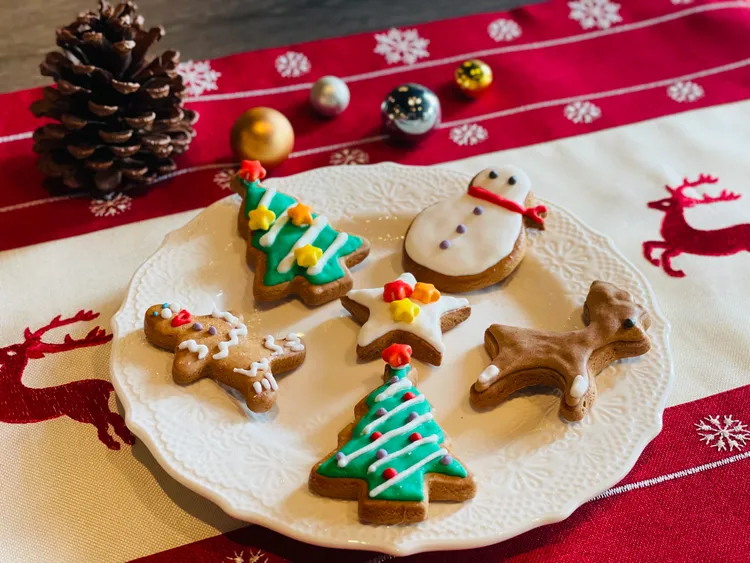 捷絲旅台南十鼓館於平安夜下午，邀請房客參加應景活動「歡樂聖誕 糖霜餅乾DIY」，由台南晶英酒店西點主廚廖楷平教學。捷絲旅台南十鼓館提供