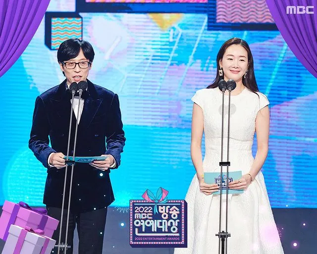 劉在錫攜手驚喜嘉賓崔智友頒年度大獎。翻攝MBC