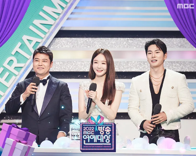 全炫茂（左起）、姜珉炅、李伊庚擔任主持人。翻攝MBC