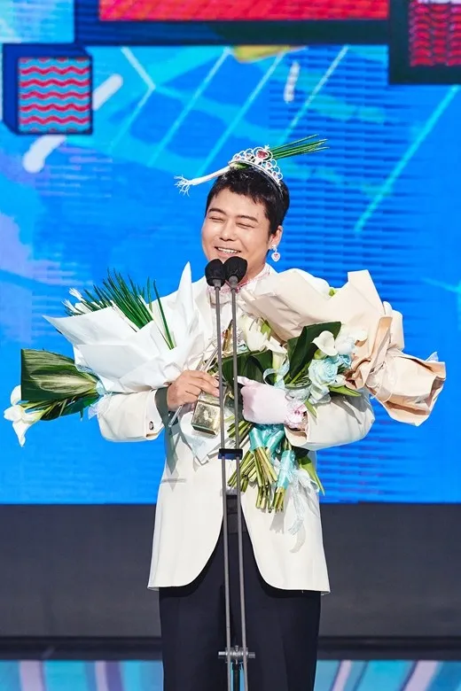 全炫茂依照約定，戴上皇冠、耳環、手杖等公主組合。翻攝MBC