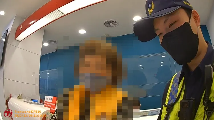 警員查閱陳婦和香港男網友對話紀錄，連番發問，問得陳婦驚醒，險遭詐騙集團利用成了人頭帳戶。警方提供