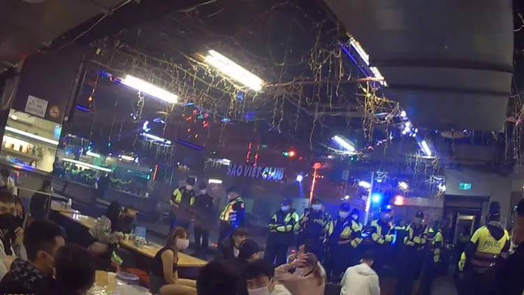 警方深進行臨檢。警方提供