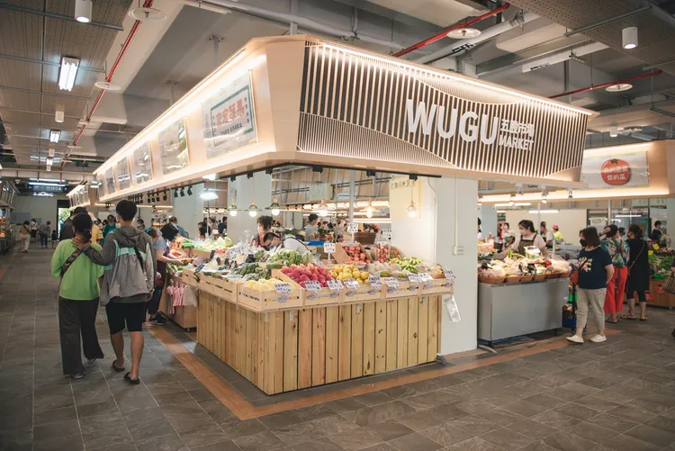 五股市場利用立體停車場1樓頂蓋廣場空間進行改造，比起一般市場新建更為困難，在舊的軟硬體設施上轉變及創新須留意許多細節。市場處提供