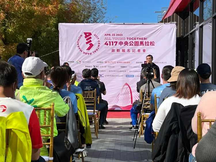 國家地理雜誌提供豪宅品牌建商「雙橡園開發」冠名的「4117中央公園馬拉松」明年將接棒登場，引領數千名民眾「跑完」大水湳地區。王鈞生攝