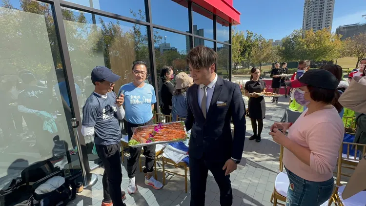 「4117中央公園馬拉松」，明年4月23日接棒登場，同時還端出龍蝦、干貝、骰子牛等補給，且食材現場烹飪處理，堪稱全台有史以來最豪華路跑。王鈞生攝