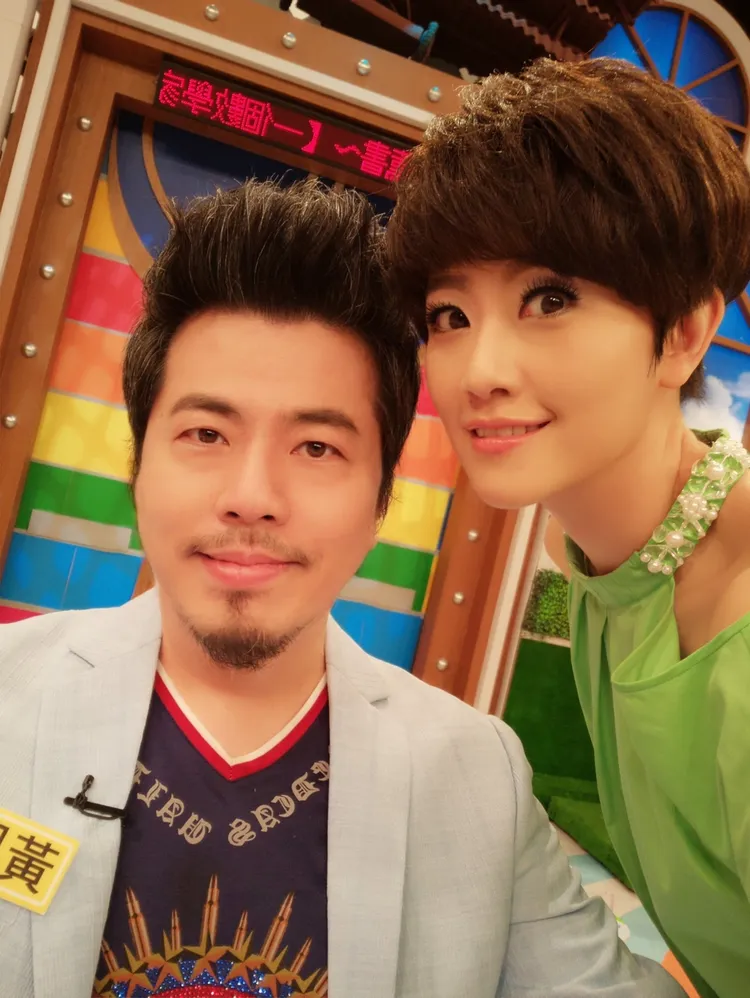 黃國倫（左）和寇乃馨曾錄《康熙來了》。翻攝寇乃馨臉書