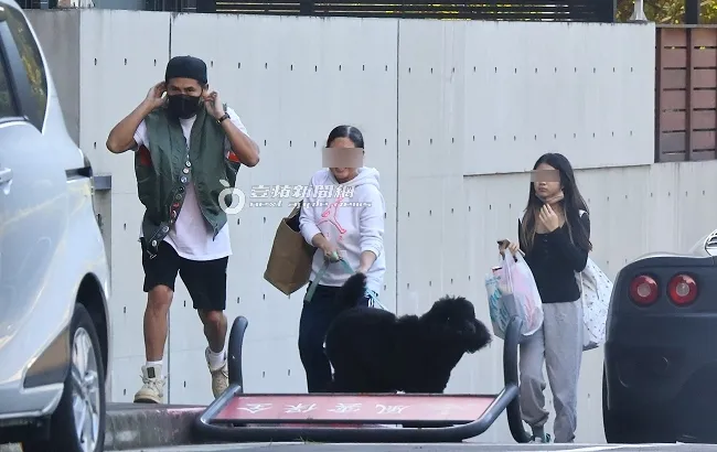 曹格（左）戴起口罩走向採訪車。特勤中心攝