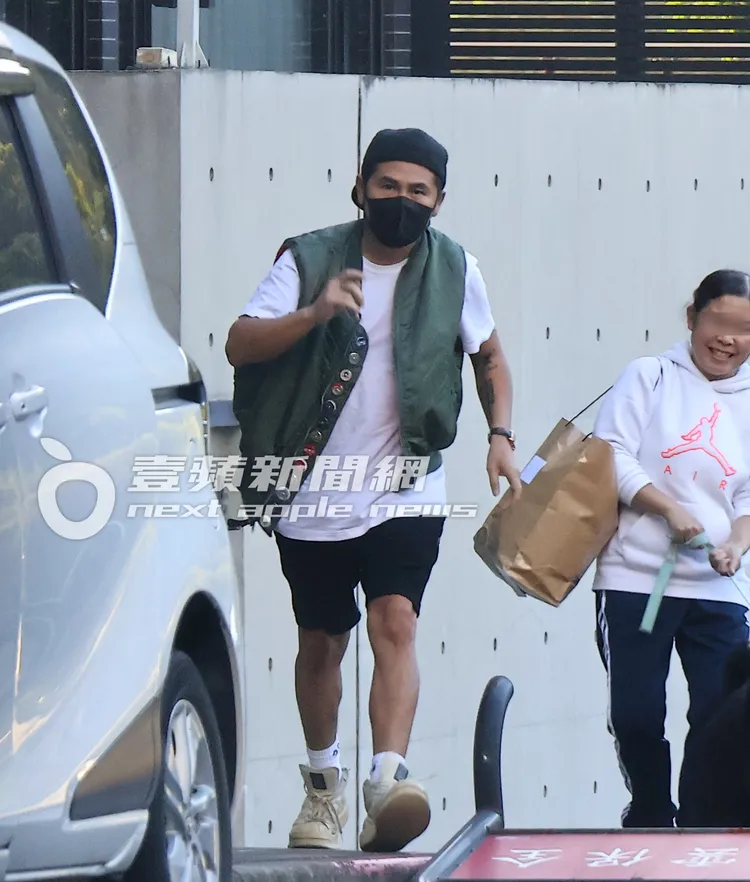 曹格發現跟拍，表情凝重。特勤中心攝