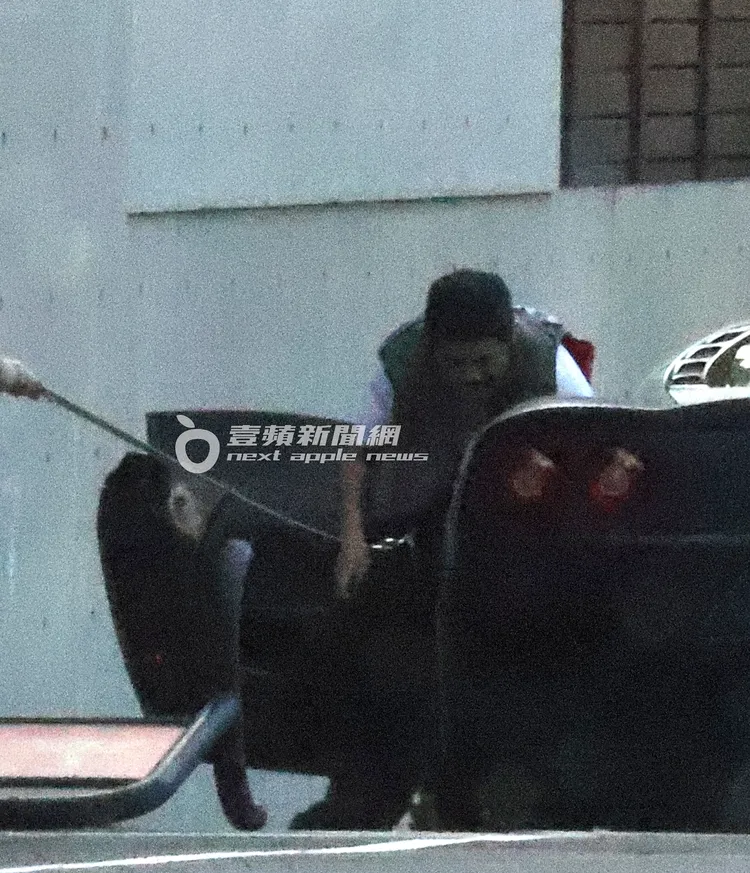 曹格下車和迎面而來的愛犬玩耍。特勤中心攝