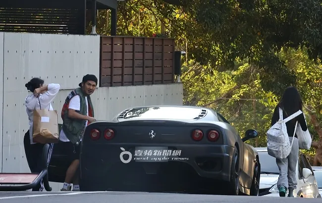 曹格（左二）準備上車前發現鏡頭。特勤中心攝