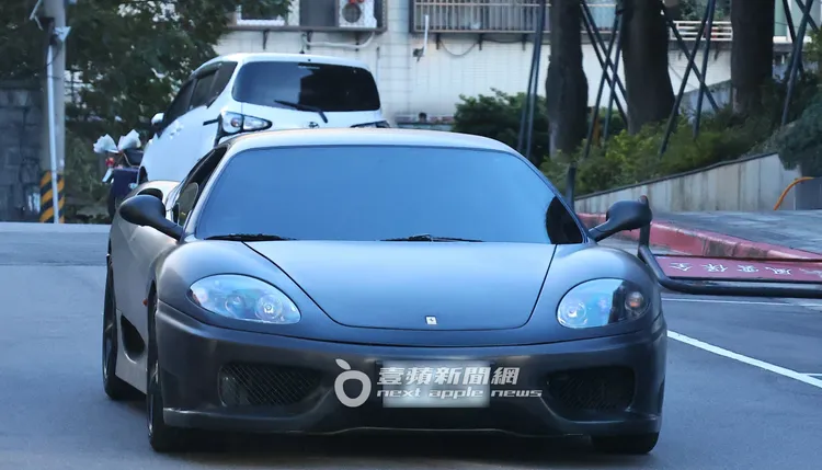 曹格開著目前市價400萬消光黑法拉利360。特勤中心攝