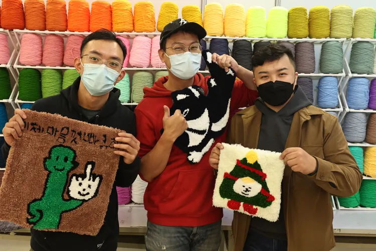手工地毯(Tufting)DIY，40×40公分2500元、25×25公分1800元。翁玉信攝