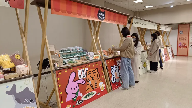 每個品牌都有各自的特色攤位。翁玉信攝