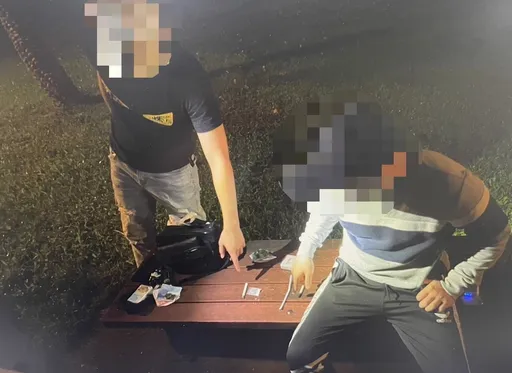 扯！2男北市河濱公園當眾抽K菸　警尋味逮人送辦