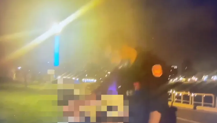 警員盤查陳、方2男。翻攝畫面