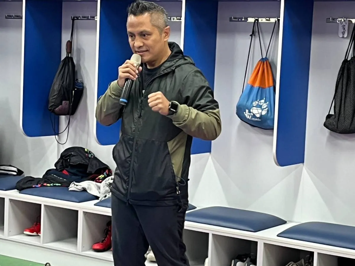 奧運級拳擊教練柯文明先生指導孩子拳擊練習。市府提供