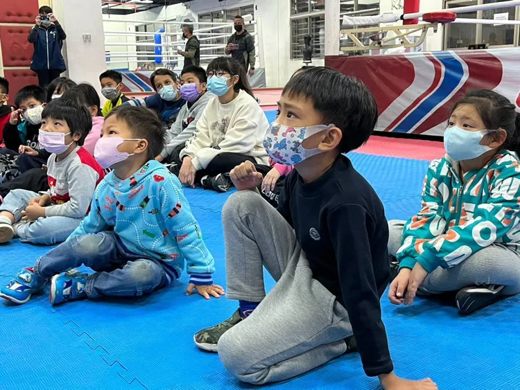 小朋友專注聆聽拳擊沙袋練習規則。市府提供