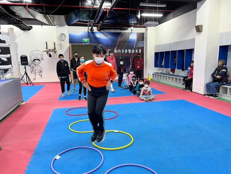 透過遊戲練習拳擊基本元素，包含敏捷度、反應力以及腳步的變化。市府提供