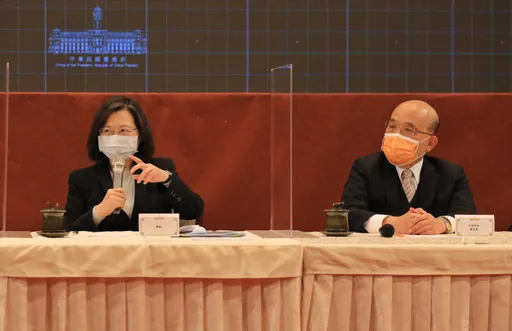 直球對決！媒體問蔡英文內閣改組　蘇貞昌尷尬避開視線