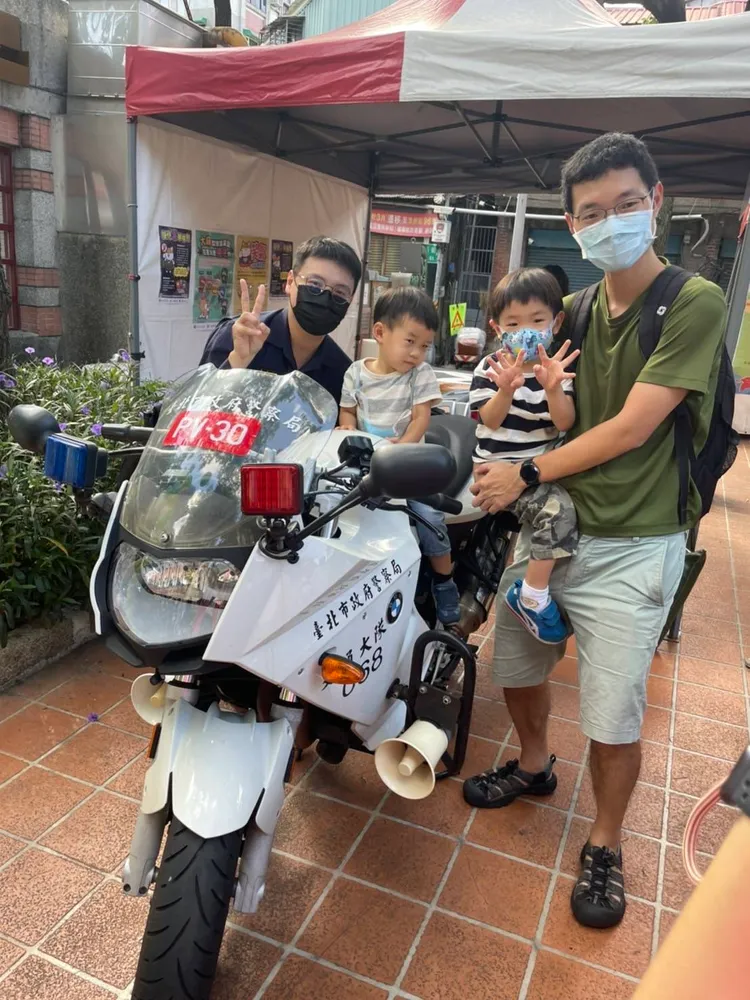 大同分局向現場的家長們宣導道路安全觀念。翻攝畫面