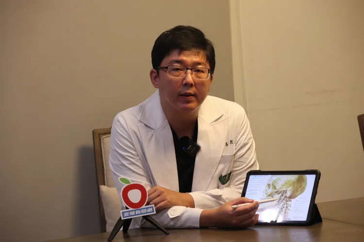 侯思任醫師以解剖圖說明莖突正確位置應在在耳道下方。侯昌騰攝